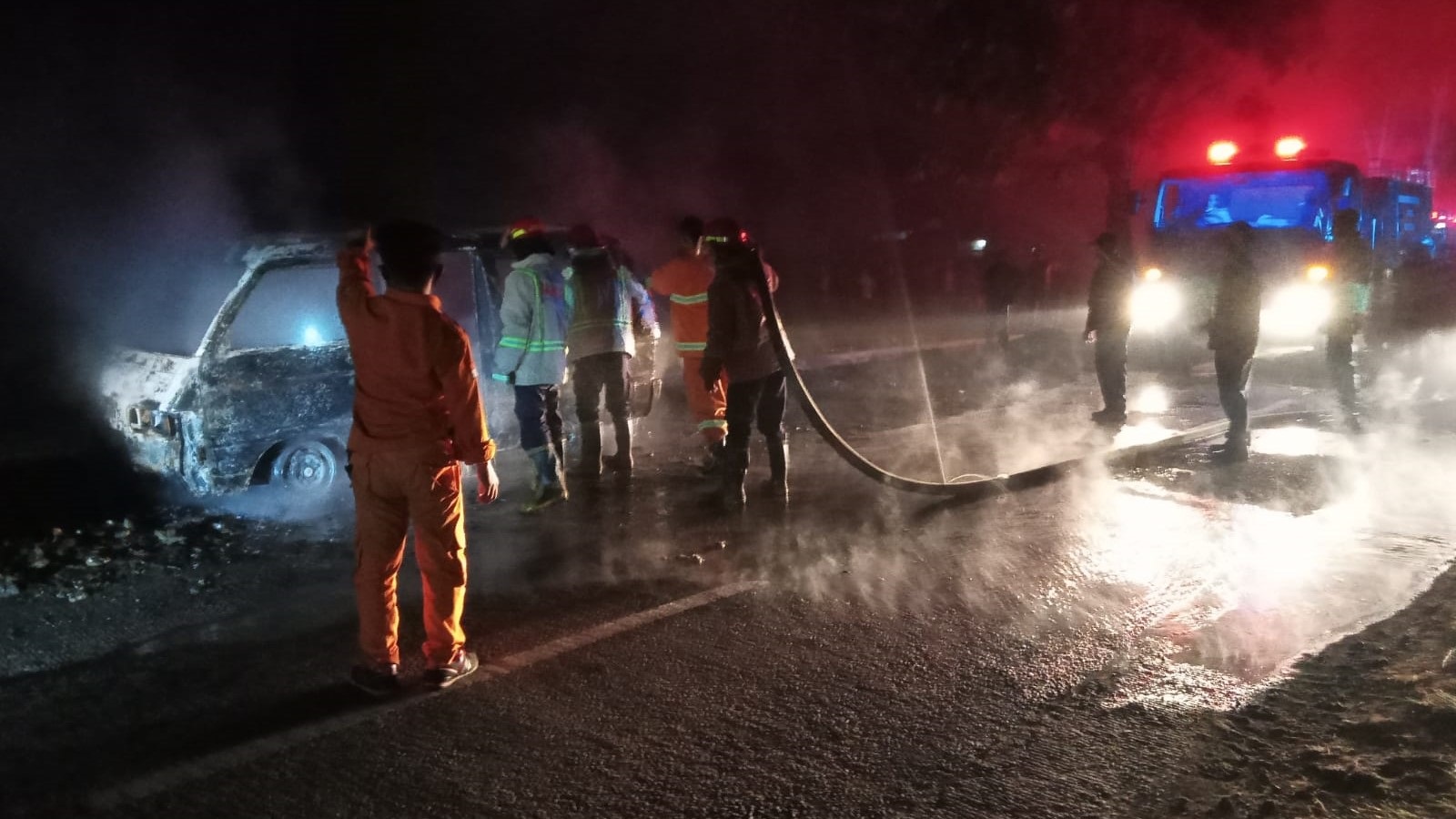 Kebakaran Di Malang, Satu Mobil Membara Akibat Korsleting 27 pemadam