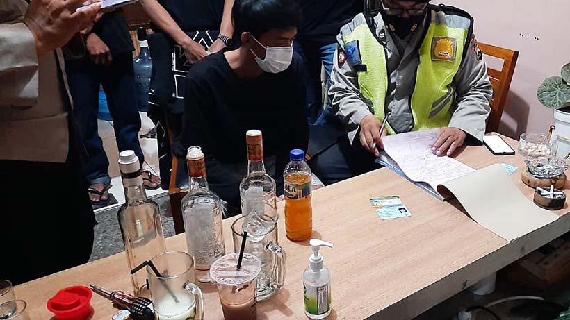 Razia PPKM Di Galunggung Malang, Petugas Temukan Minuman Keras