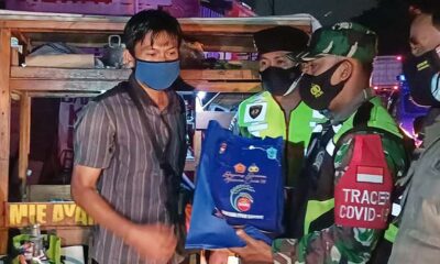 Tim PPKM Bagikan Sembako Untuk PKL Dalam Patroli Malam