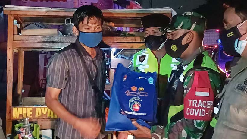 Tim PPKM Bagikan Sembako Untuk PKL Dalam Patroli Malam