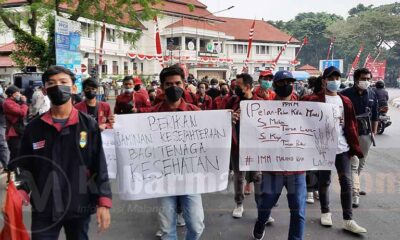 IMM Malang Demo, Unjuk Poster PPKM 'Pelan-Pelan Kita Mati'