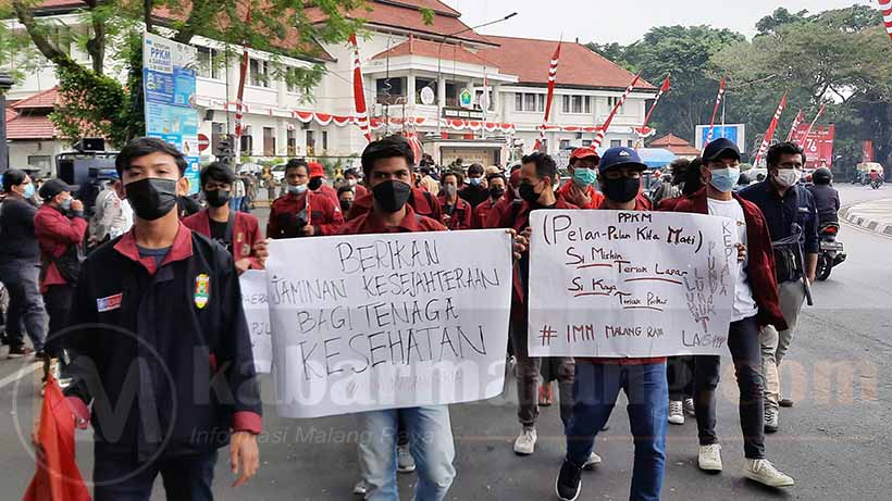 IMM Malang Demo, Unjuk Poster PPKM 'Pelan-Pelan Kita Mati'