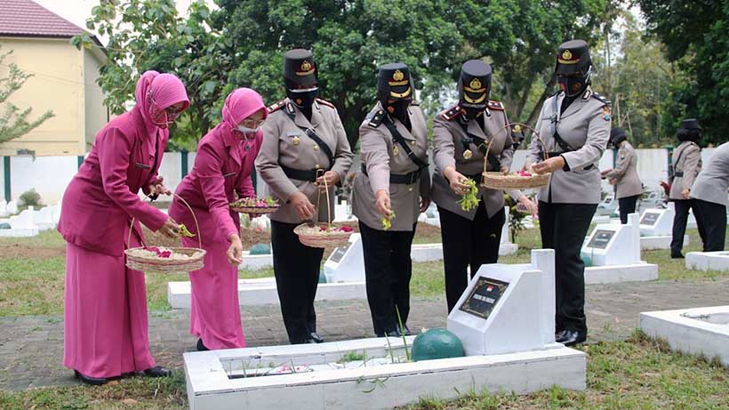 Polres Malang Bakti Sosial Dan Ziarah, Peringati HUT Ke-73 Polwan
