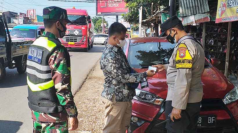 Penyekatan Di Gadang, Tim PPKM Hentikan Mobil Luar Malang