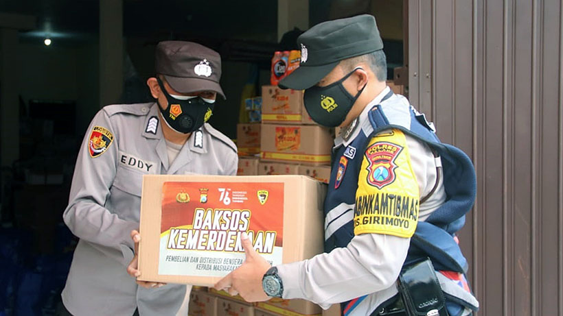 Polres Malang Sebar 3000 Bendera Merah Putih Untuk Warga Miskin