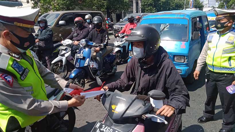 Jelang HUT RI, Polresta Makota Beri Bendera Merah Putih Ke Warga