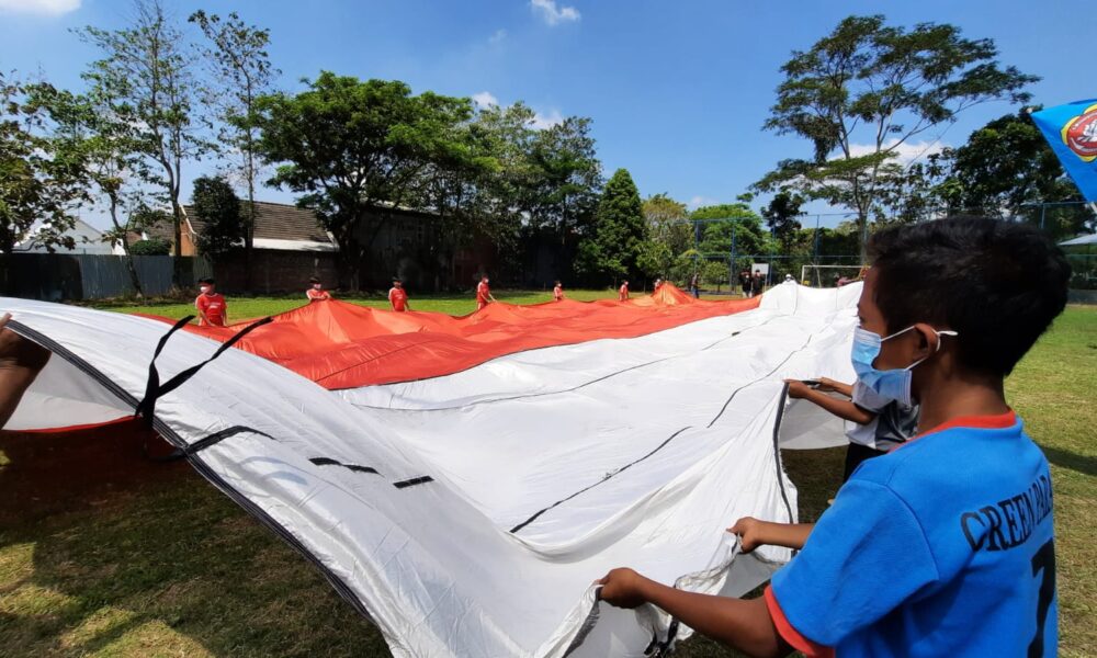 Bendera Merah Putih Raksasa di Malang, Dijahit Hanya Dalam Dua Hari