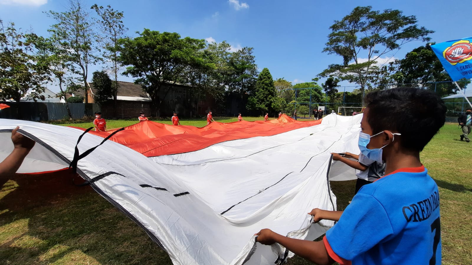 Bendera Merah Putih Raksasa di Malang, Dijahit Hanya Dalam Dua Hari