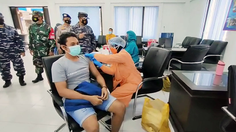 Lanal Malang Vaksinasi Warga Pesisir Sendangbiru Malang Selatan