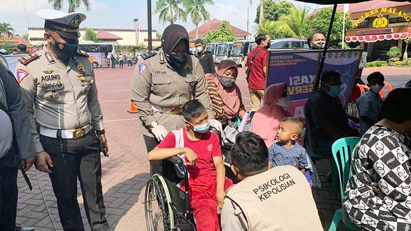Polres Malang Beri Vaksinasi dan Bansos Penyandang Disabilitas