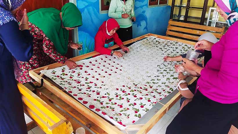 Mahasiswa UB Dukung Warga Desa Tawangsari Pujon Kembangkan Batik