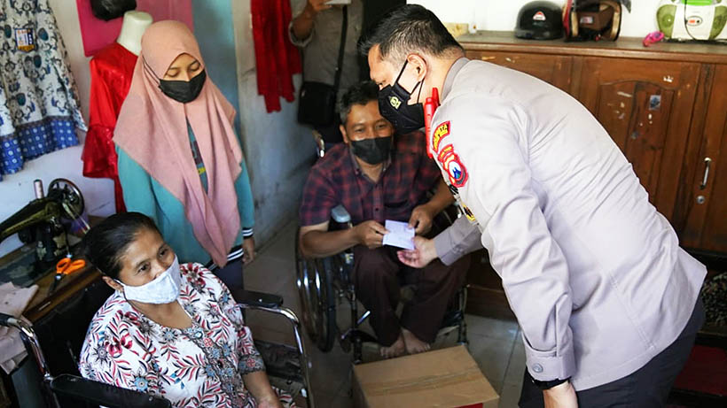 Polresta Malang Kota Bagi Bansos Untuk Korban Laka Lalin