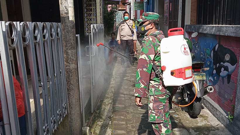 Perkampungan Bareng Kartini Klojen Disemproti Disinfektan