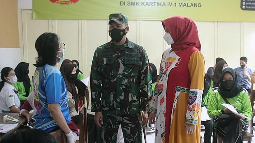 Pelajar SMK Kartika IV-I Malang Terima Vaksinasi Dari Kodim 0833