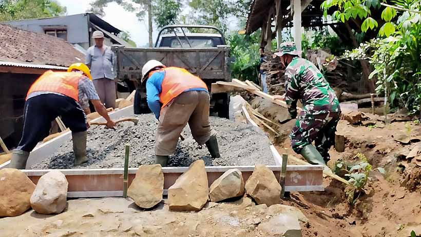 Satgas TMMD 112 Kodim 0818 Gas Pol Penggarapan Rabat Beton