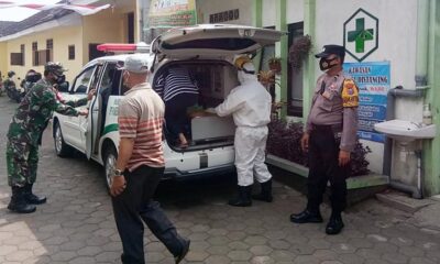 Tim PPKM gabungan TNI Polri dan nakes masih terus bekerja untuk menekan angka penyebaran covid-19. Kamis (2/9), Babinsa Koramil jajaran Kodim 0833, bersama Bhabinkamtibmas dan nakes Dinas Kesehatan Kota Malang menjalankan pergeseran pasien. Mereka yang isolasi mandiri (isoman) berpindah ke isolasi terpusat (isoter). Dandim 0833 Kota Malang, Letkol Arm Ferdian Primadhona mengabarkan, ada 23 pasien yang pindah hari ini, Kamis, 2 September 2021. "Pelayanan pemindahan pasien isoman ke isoter masih berlangsung dengan mengerahkan gabungan TNI Polri dan nakes," ujar Ferdian. Para petugas gabungan ini menjemput para pasien dari lima kecamatan. Kemudian, tim PPKM mengantarkan mereka ke dua fasilitas isoter. Untuk isoter di BPSDM Jalan Kawi Kota Malang, ada 13 pasien baru hari ini. Dari Kecamatan Klojen, ada 1 pasien isoman. Kemudian, dari Blimbing ada 4 pasien. Setelah itu, dari Sukun ada 5 pasien dan dari Lowokwaru ada 3 pasien. Sementara, ada 10 pasien baru yang menghuni isoter RS Lapangan Jalan Simpang Idjen Kota Malang. 3 pasien berasal dari Kedungkandang, 3 pasien dari Kecamatan Blimbing dan 4 pasien dari Kecamatan Sukun. Ferdian mengharap warga masyarakat tidak takut melapor bila memang ada keluarga, teman atau sanak saudara yang bergejala. Setelah tracing oleh tim PPKM, petugas akan menjemput dan mengantarkan pasien yang positif ke isoter. Selain itu, Ferdian juga menerangkan, fasilitas isoter bukan penjara. Karena, di dalamnya terdapat fasilitas lengkap untuk meningkatkan kesehatan dan imun tubuh.