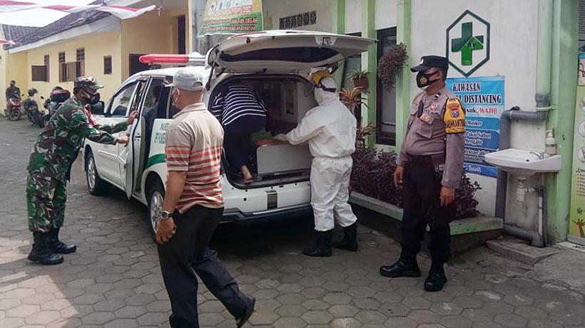 Tim PPKM gabungan TNI Polri dan nakes masih terus bekerja untuk menekan angka penyebaran covid-19. Kamis (2/9), Babinsa Koramil jajaran Kodim 0833, bersama Bhabinkamtibmas dan nakes Dinas Kesehatan Kota Malang menjalankan pergeseran pasien. Mereka yang isolasi mandiri (isoman) berpindah ke isolasi terpusat (isoter). Dandim 0833 Kota Malang, Letkol Arm Ferdian Primadhona mengabarkan, ada 23 pasien yang pindah hari ini, Kamis, 2 September 2021. "Pelayanan pemindahan pasien isoman ke isoter masih berlangsung dengan mengerahkan gabungan TNI Polri dan nakes," ujar Ferdian. Para petugas gabungan ini menjemput para pasien dari lima kecamatan. Kemudian, tim PPKM mengantarkan mereka ke dua fasilitas isoter. Untuk isoter di BPSDM Jalan Kawi Kota Malang, ada 13 pasien baru hari ini. Dari Kecamatan Klojen, ada 1 pasien isoman. Kemudian, dari Blimbing ada 4 pasien. Setelah itu, dari Sukun ada 5 pasien dan dari Lowokwaru ada 3 pasien. Sementara, ada 10 pasien baru yang menghuni isoter RS Lapangan Jalan Simpang Idjen Kota Malang. 3 pasien berasal dari Kedungkandang, 3 pasien dari Kecamatan Blimbing dan 4 pasien dari Kecamatan Sukun. Ferdian mengharap warga masyarakat tidak takut melapor bila memang ada keluarga, teman atau sanak saudara yang bergejala. Setelah tracing oleh tim PPKM, petugas akan menjemput dan mengantarkan pasien yang positif ke isoter. Selain itu, Ferdian juga menerangkan, fasilitas isoter bukan penjara. Karena, di dalamnya terdapat fasilitas lengkap untuk meningkatkan kesehatan dan imun tubuh.