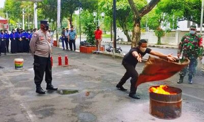 Simulasi Penanganan Kebakaran Di Ramayana, Ini Pesan Babinsa