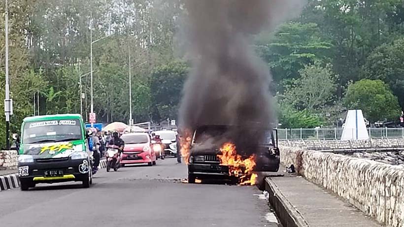 Mobil Terbakar Di Waduk Karangkates Malang, Sebabkan Kemacetan