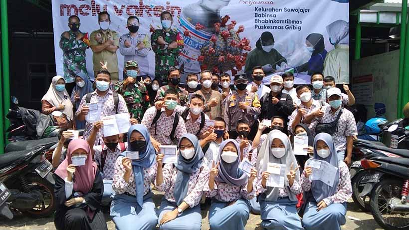 Babinsa Kota Malang Kawal Ketat Vaksinasi Pelajar 26 Babinsa Kota Malang Kawal Ketat Vaksinasi Pelajar