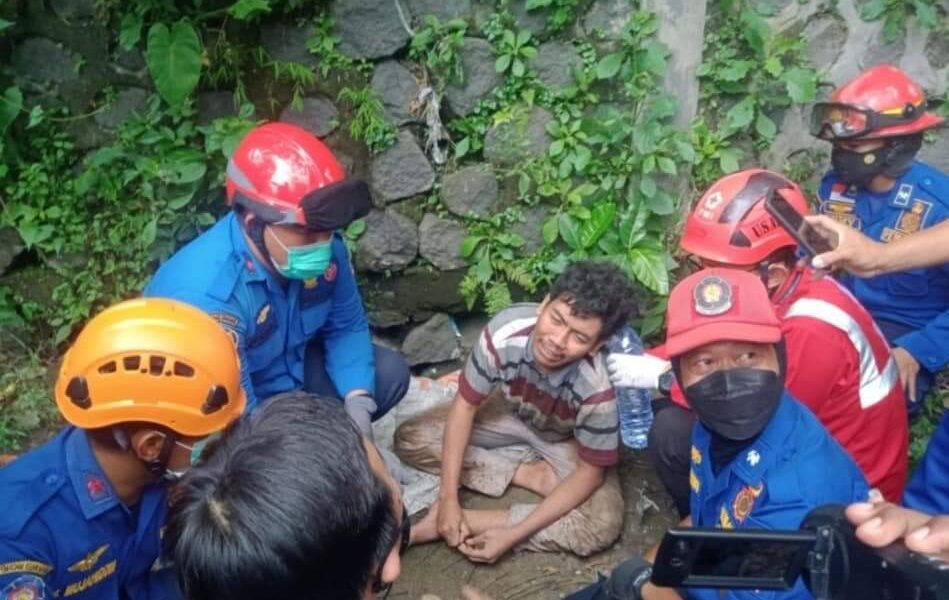 Truk Tabrak Tiang Di Splendid Malang, Pengemudi Terjun Dari Jembatan