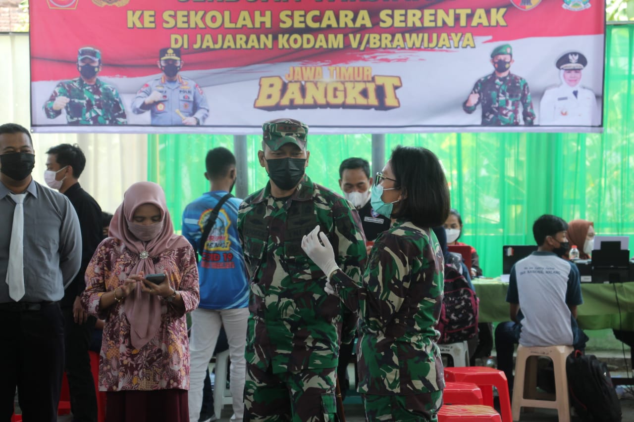 Dandim 0833 Pantau Vaksinasi Di SMK PGRI 2 Janti 26 IMG 20211012 WA0002