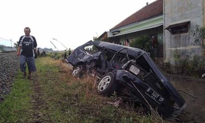 Kecelakaan Di Pakisaji Malang, Mobil Panther Diterombol Kereta Api