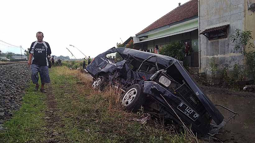 Kecelakaan Di Pakisaji Malang, Mobil Panther Diterombol Kereta Api