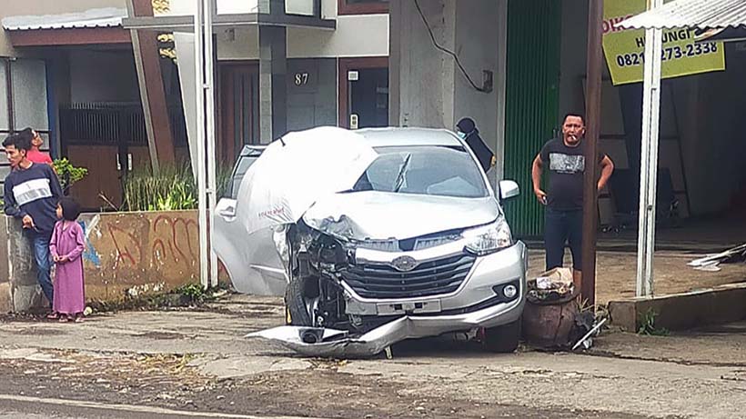 Kecelakaan Wendit Malang, Mobil Hantam Truk, Dua Luka Parah