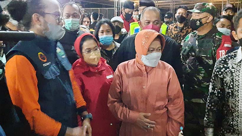 Tengah Malam, Risma Sidak Penampungan Korban Banjir Kota Malang 26 Tengah Malam, Risma Sidak Penampungan Korban Banjir Kota Malang