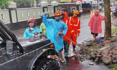 Pagar Rumah Ambrol Tergerus Air Di Simpang Sulfat Utara-Malang