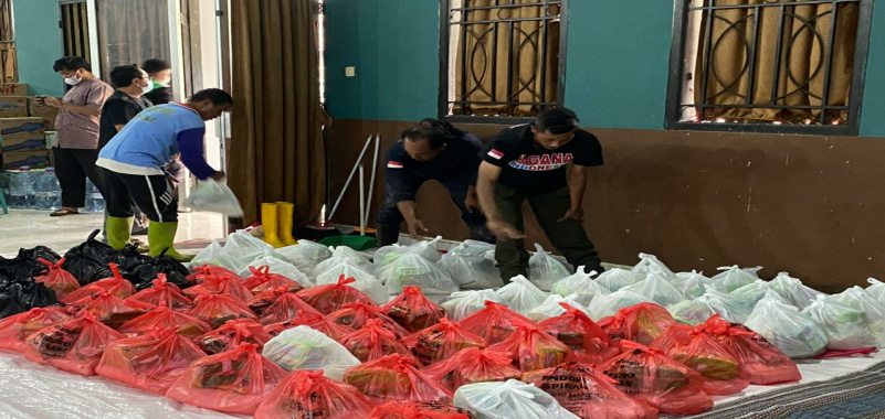 Tim Ahmad Basarah, Distribusikan Bantuan Warga Terdampak Banjir di Kota Batu 27 Tim Pendopo Aspirasi Dr. Ahmad Basarah, M.H. saat pendistribusian bantuan sembako di Posko Penampungan korban banjir di Desa Bulukerto