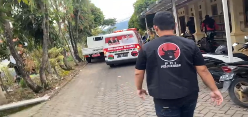 Tim Ahmad Basarah, Distribusikan Bantuan Warga Terdampak Banjir di Kota Batu 26 IMG 20211105 200505