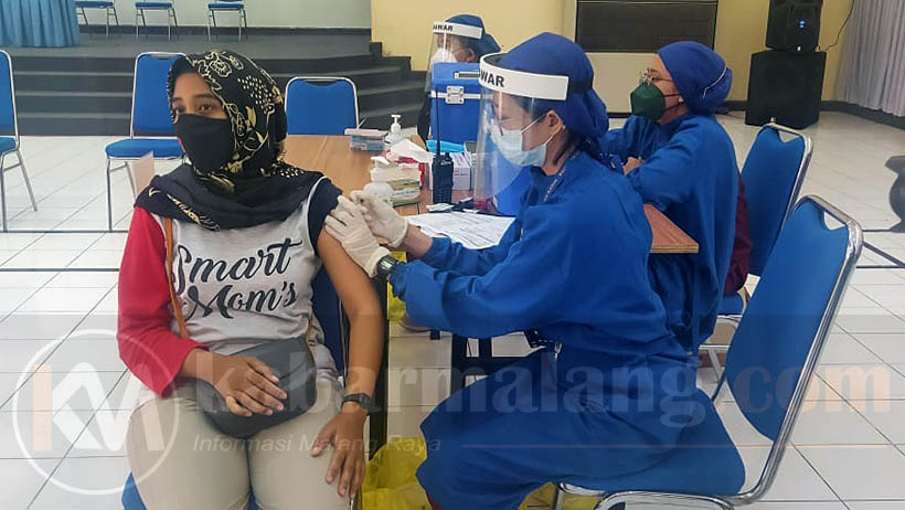 ITN Malang Vaksinasi, Dukung Herd Immunity Demi Akselerasi Luring 26 ITN Malang Vaksinasi, Dukung Herd Immunity Demi Akselerasi Luring