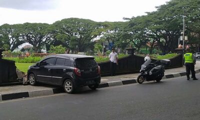 Tabrakan Di Balai Kota Malang, Mobil Seruduk Pagar Bundaran Tugu