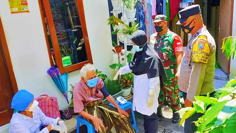 Petugas Vaksinasi Lansia Rajin Jemput Bola Di Kota Malang