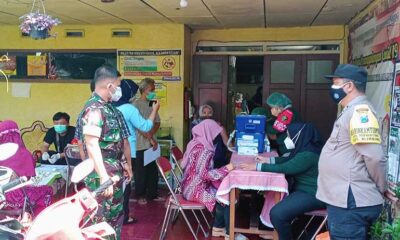 Babinsa Koramil Blimbing Dampingi Vaksinasi Untuk Lansia