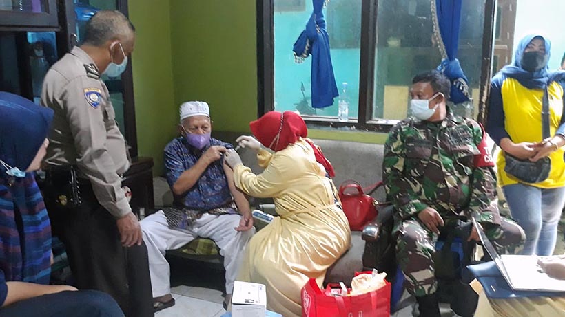 Satgas Covid-19 Kota Malang Vaksinasi Door To Door Di Kelurahan 26 Satgas Covid-19 Kota Malang Vaksinasi Door To Door Di Kelurahan