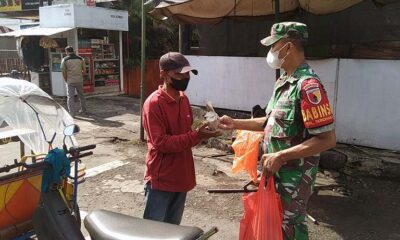 Prajurit Kodim 0833 Berbagi Nasi Bungkus Untuk Pengguna Jalan