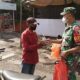 Prajurit Kodim 0833 Berbagi Nasi Bungkus Untuk Pengguna Jalan
