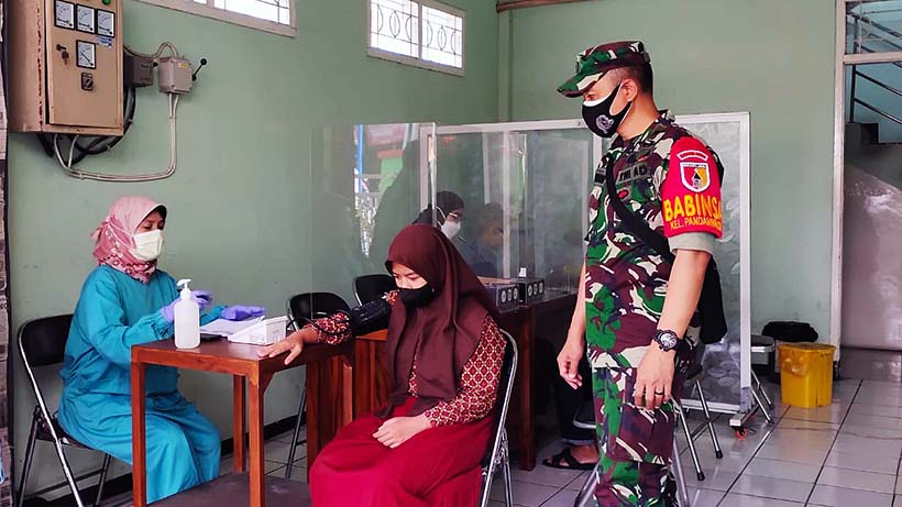 Warga Lanjut Usia Pandanwangi Blimbing Jalani Vaksinasi Kedua