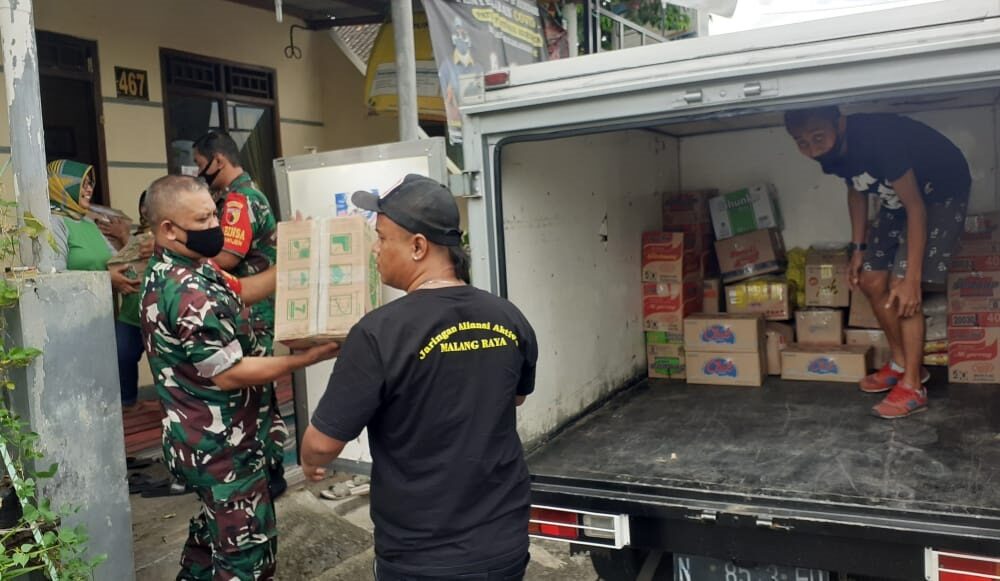Babinsa Polowijen Dukung Warga Galang Donasi Untuk Korban Semeru