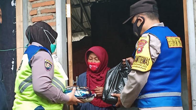 Jumat Berkah, Bhabinkamtibmas Polres Malang Bagikan Sembako