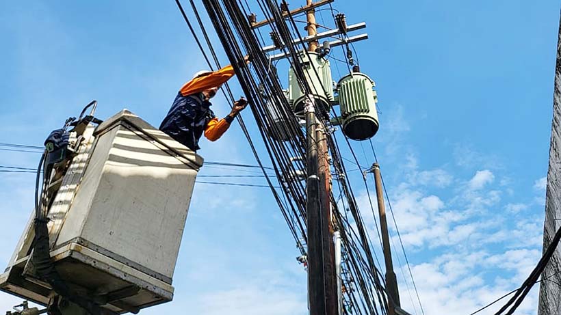 Petugas DLH Bersihkan dan Rapikan Kabel di Kawasan Kayutangan 26 Petugas DLH Bersihkan dan Rapikan Kabel di Kawasan Kayutangan