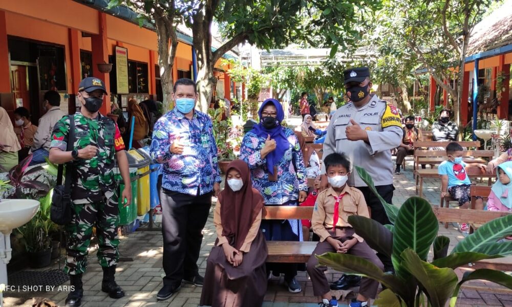 Siswa SDN 2 Bumiayu Kedungkandang Dapat Vaksinasi Covid-19