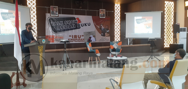 PFI Malang Gelar Talk Show dan Bedah Buku 27 Ketua PFI Malang, Darmono saat memberikan sambutan acara talk show dan bedah buku "Ibu" karya Trisnadi Marjan dan Fatimatuz Zahroh