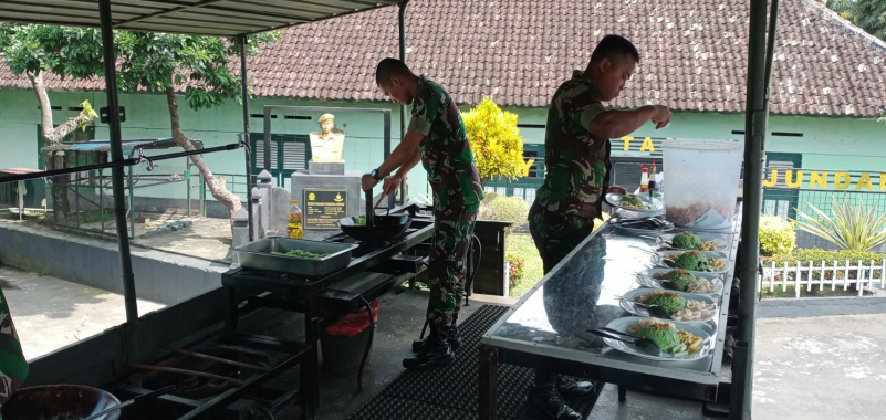 Yon Bekang 2/Kostrad, Kendaran Truk Jadi Dapur Lapangan 27 Yon Bekang 2/Kostrad, Kendaran Truk Jadi Dapur Lapangan