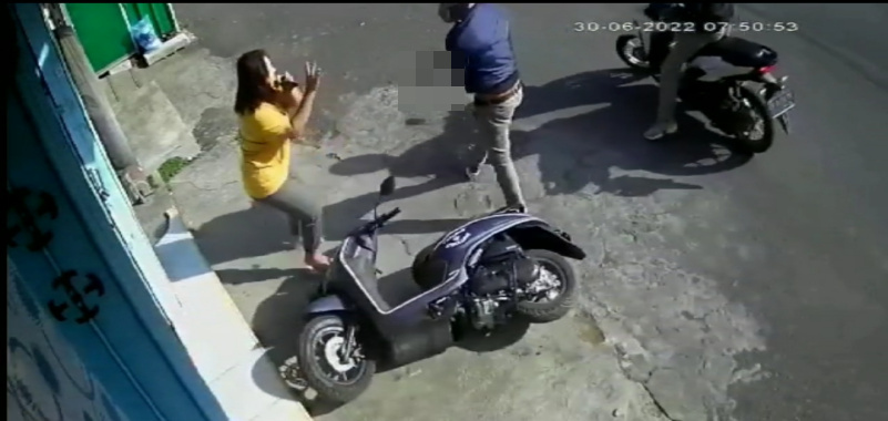 Aksi Curanmor Bersenjata Clurit Terekam CCTV di Singosari Malang 26 Aksi Curanmor Bersenjata Clurit Terekam CCTV di Singosari Malang