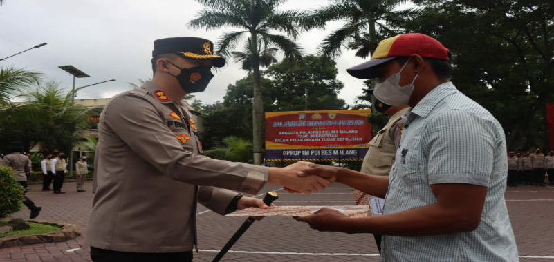 Selamatkan Korban di Laut Selatan, Dua Nelayan Dapat Penghargaan Kapolres Malang