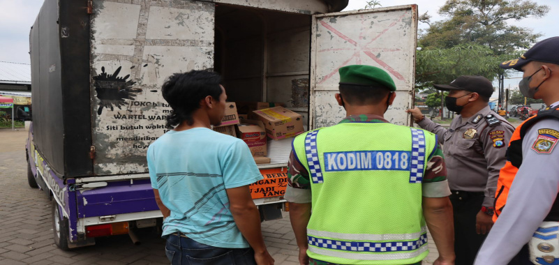 Antisipasi PMK, Polres Malang Cek Kendaraan Pengangkutan Hewan Ternak